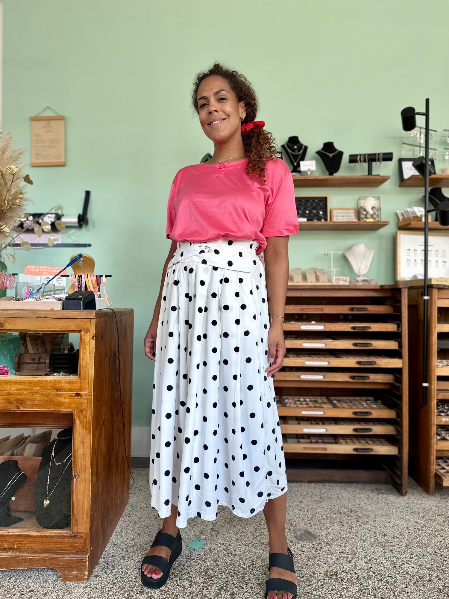 Vintage broekrok in comfortabele viscose stof, wit met zwarte stippen
