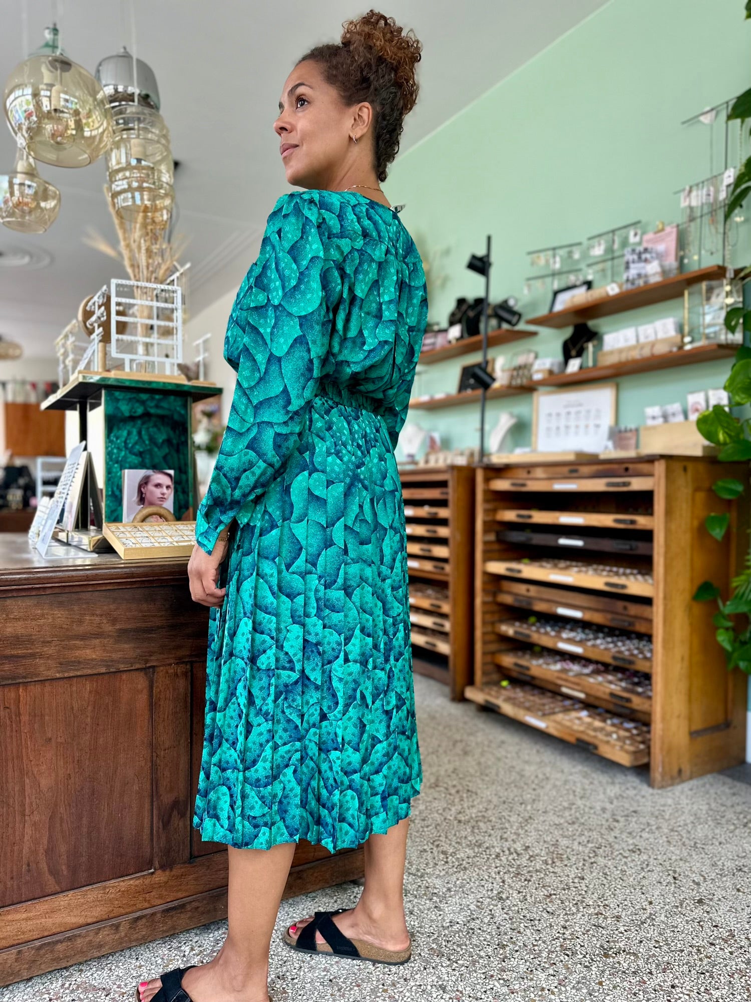 Zij-aanzicht van de jaren tachtig rok en blouse in turquoise 