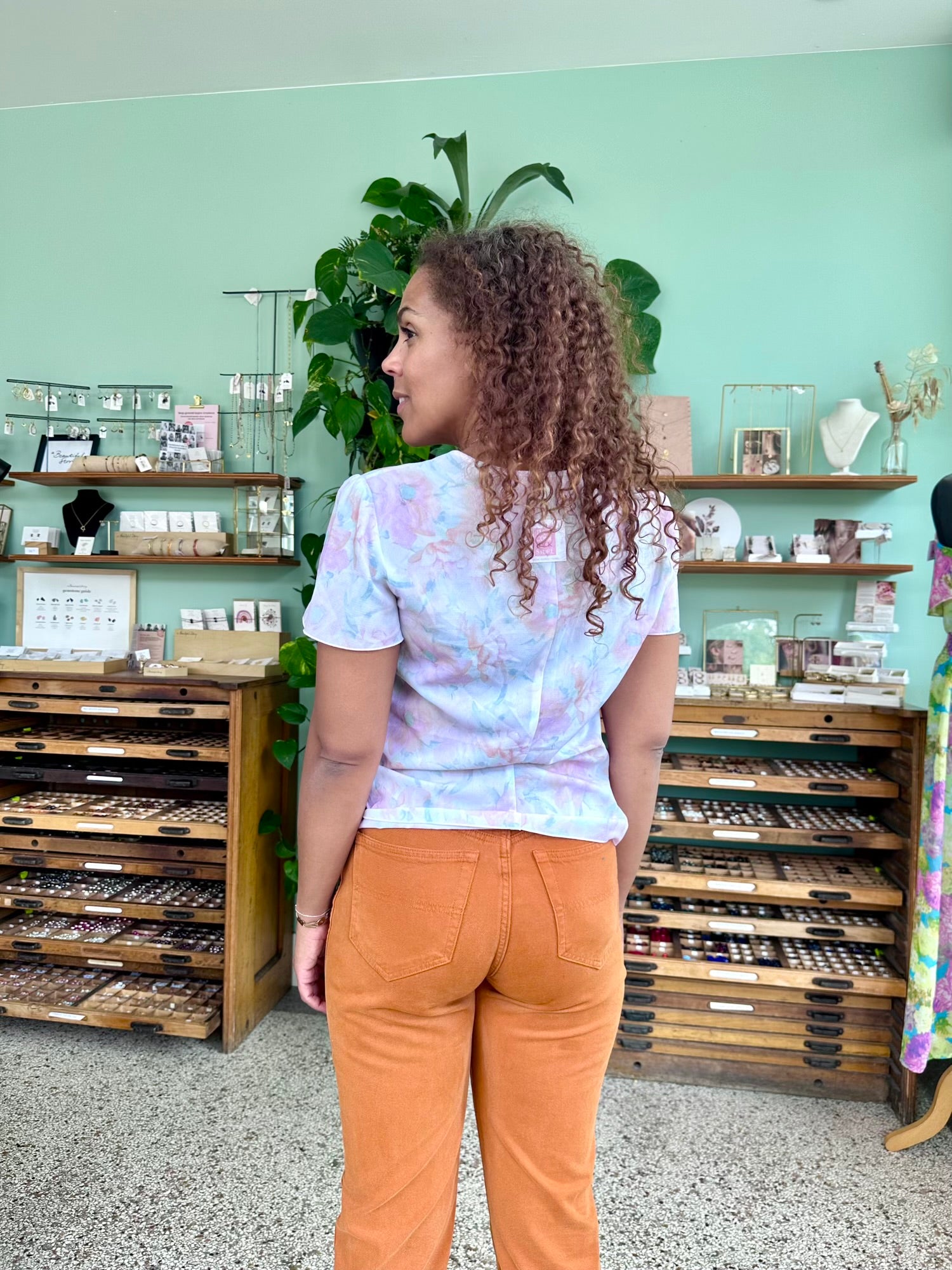 Achterzijde van een vintage blouse met korte mouwen kn zachte kleuren