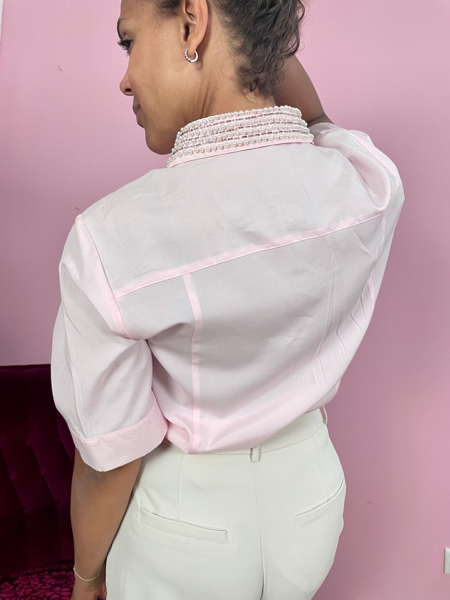 Vintage pastelroze blouse met parelkraag