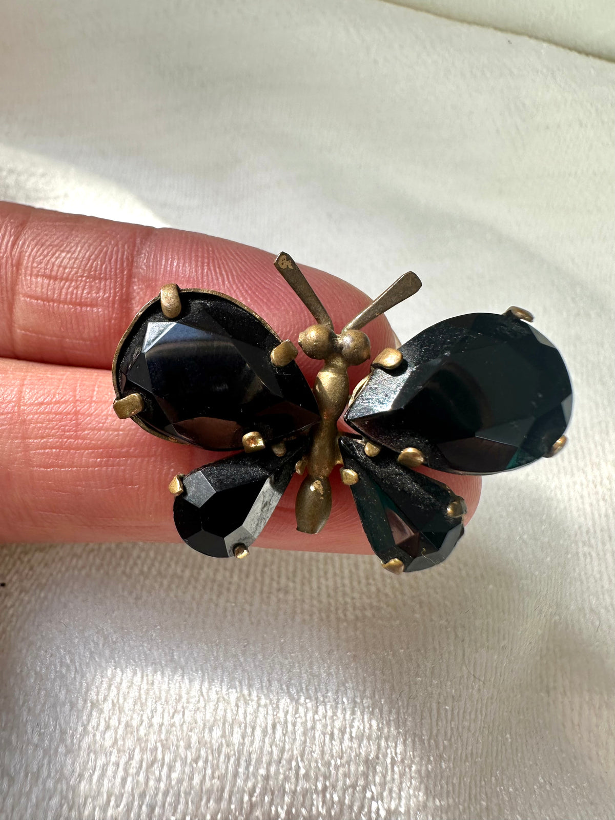 Vintage vlinder broche met zwarte kralen