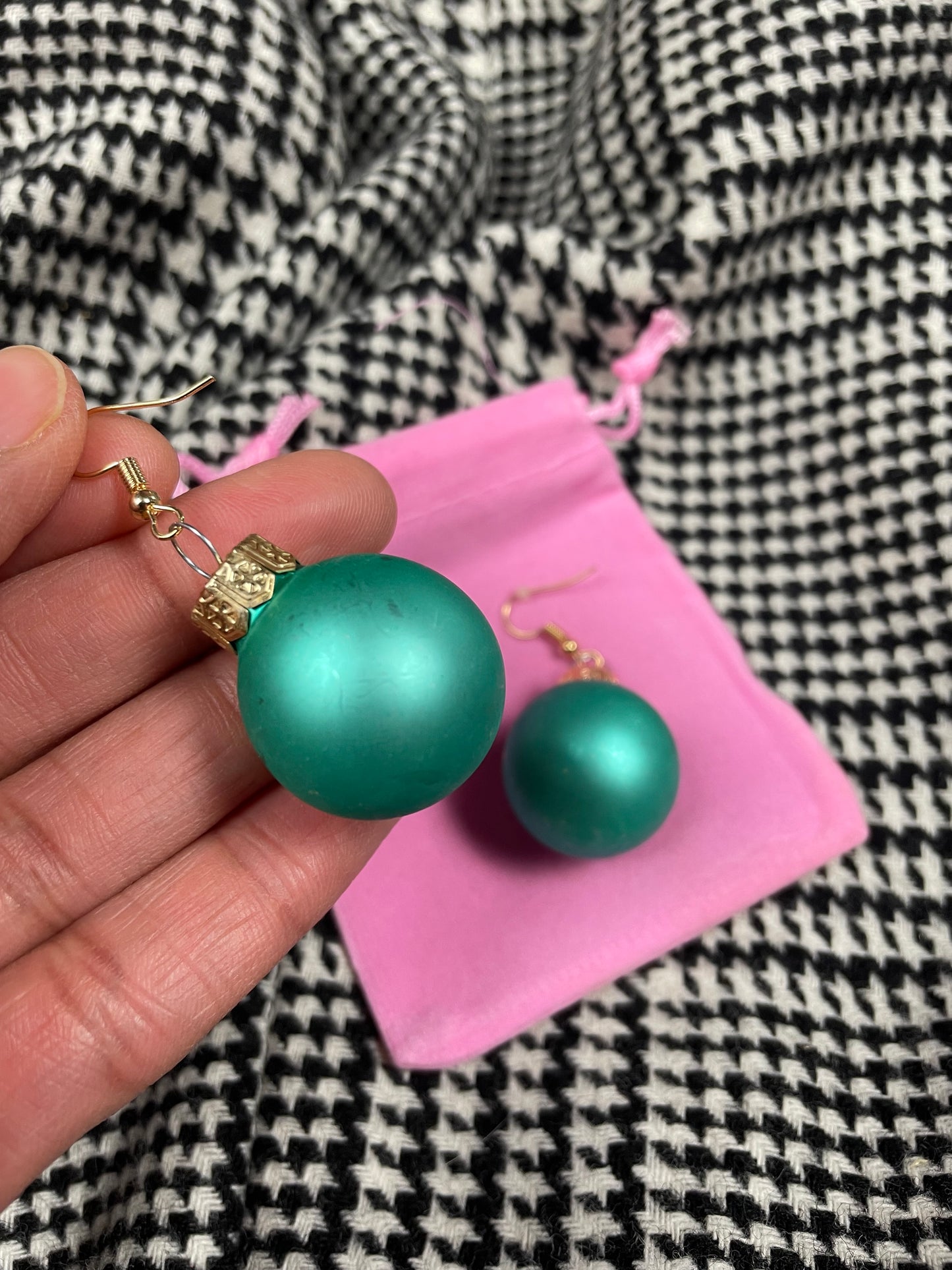 Turquoise kerstbal oorbellen