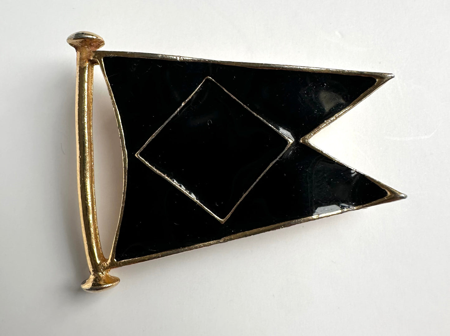 Geëmailleerde vlag broche