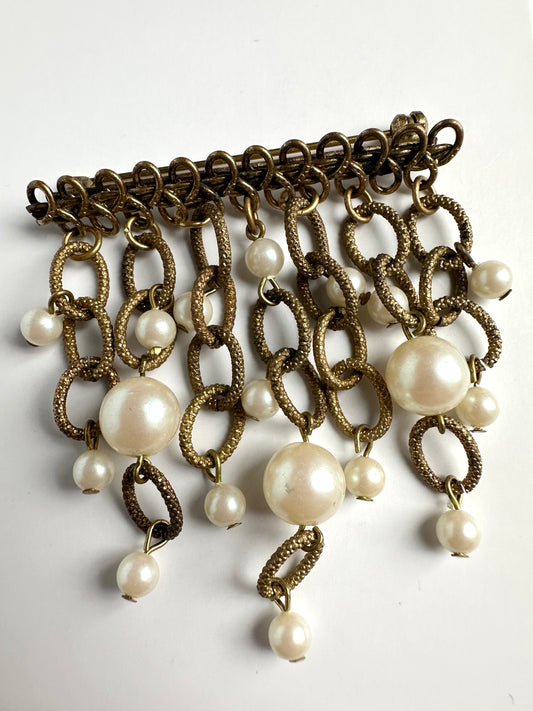 Vintage broche met hangende faux parels