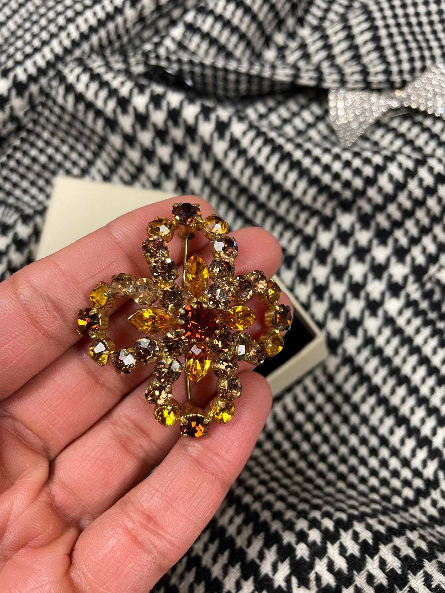 Vintage bloemen broche met strass