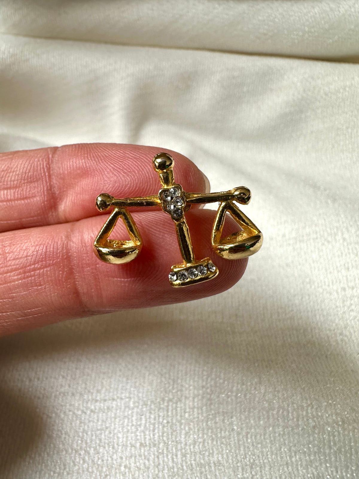 Vintage vergulde weegschaal pin