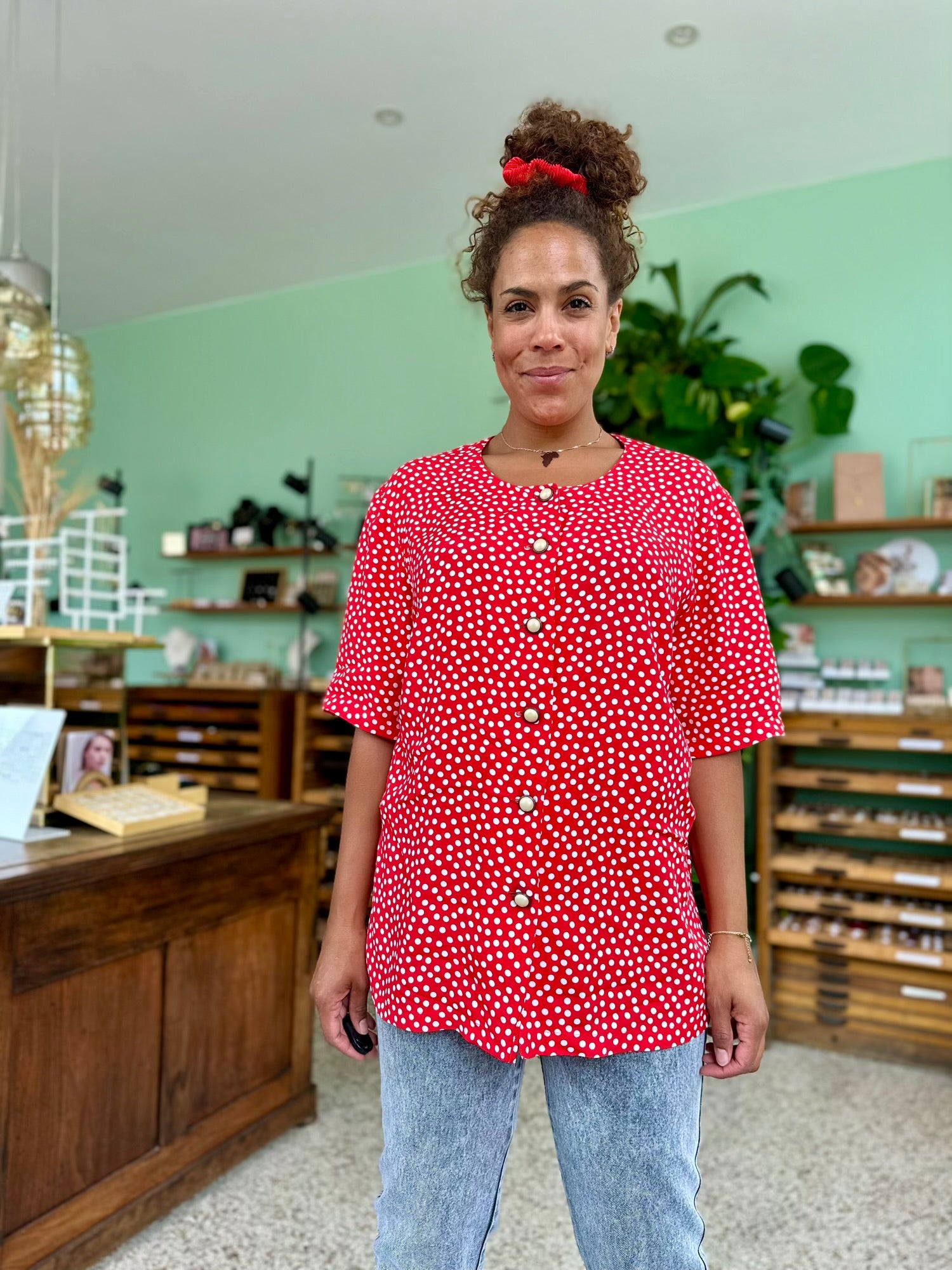 Vintage polyester polka dot print blouse met korte mouw en parelmoer knopen