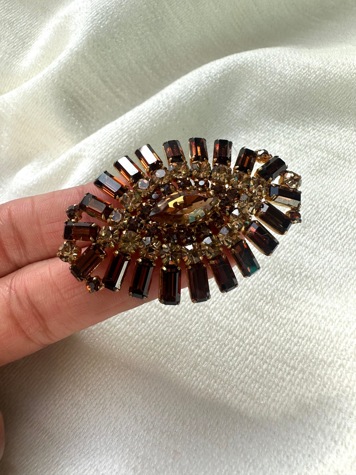 Vintage ovalen broche met strass in bruintinten