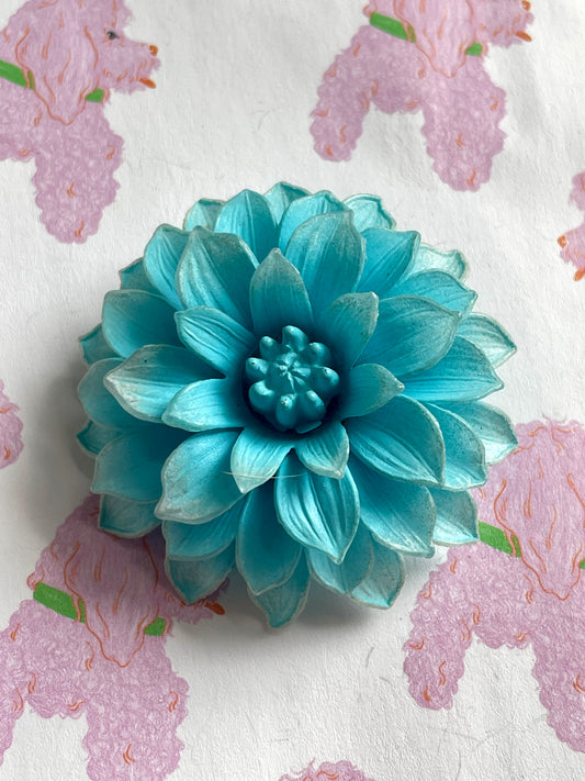 Blauwe bloem broche
