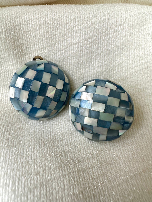 Vintage ronde checkboard clip-oorbellen met schelp