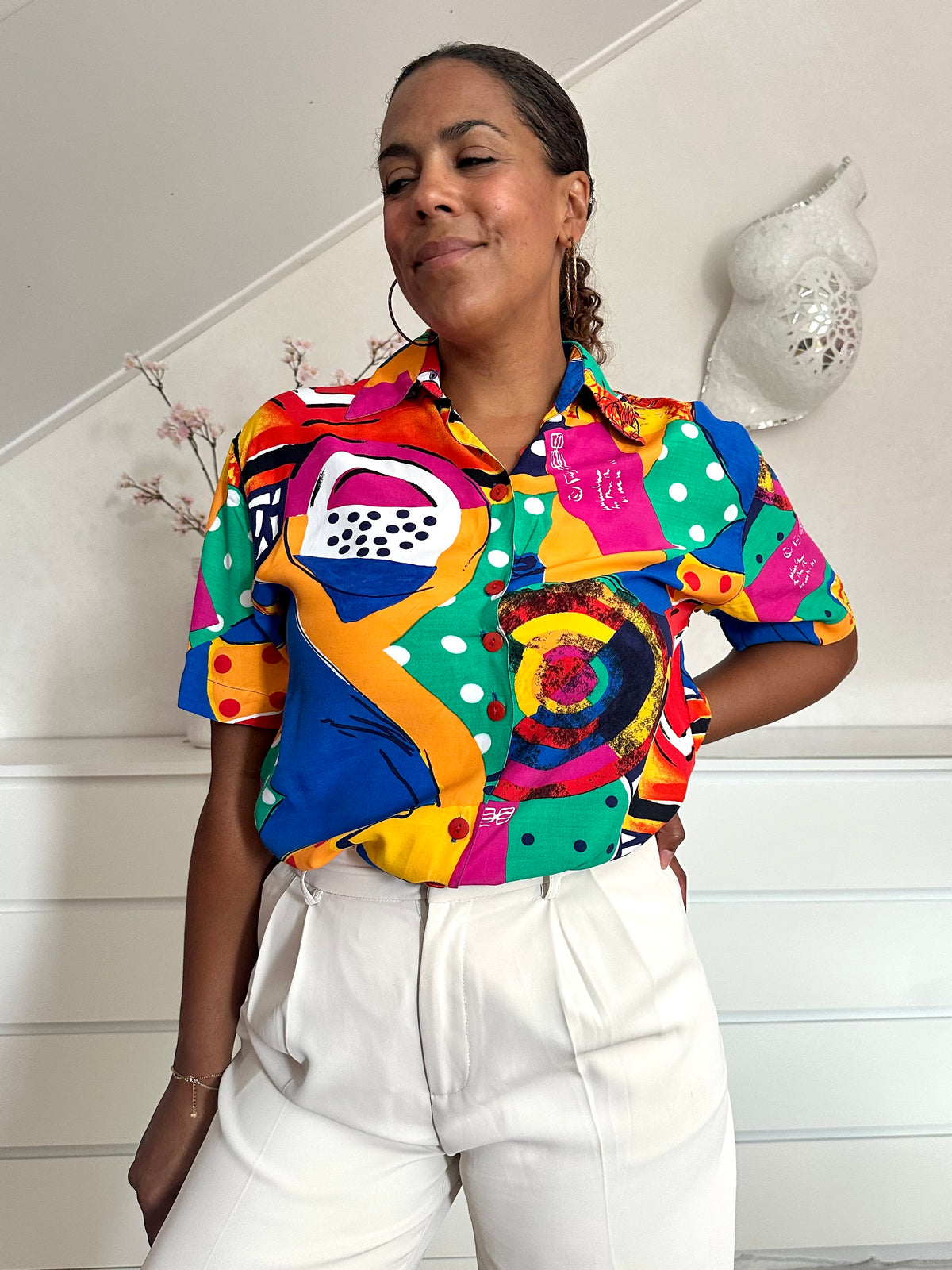 Retro Karen tachtig blouse in felle kleuren en abstracte print 