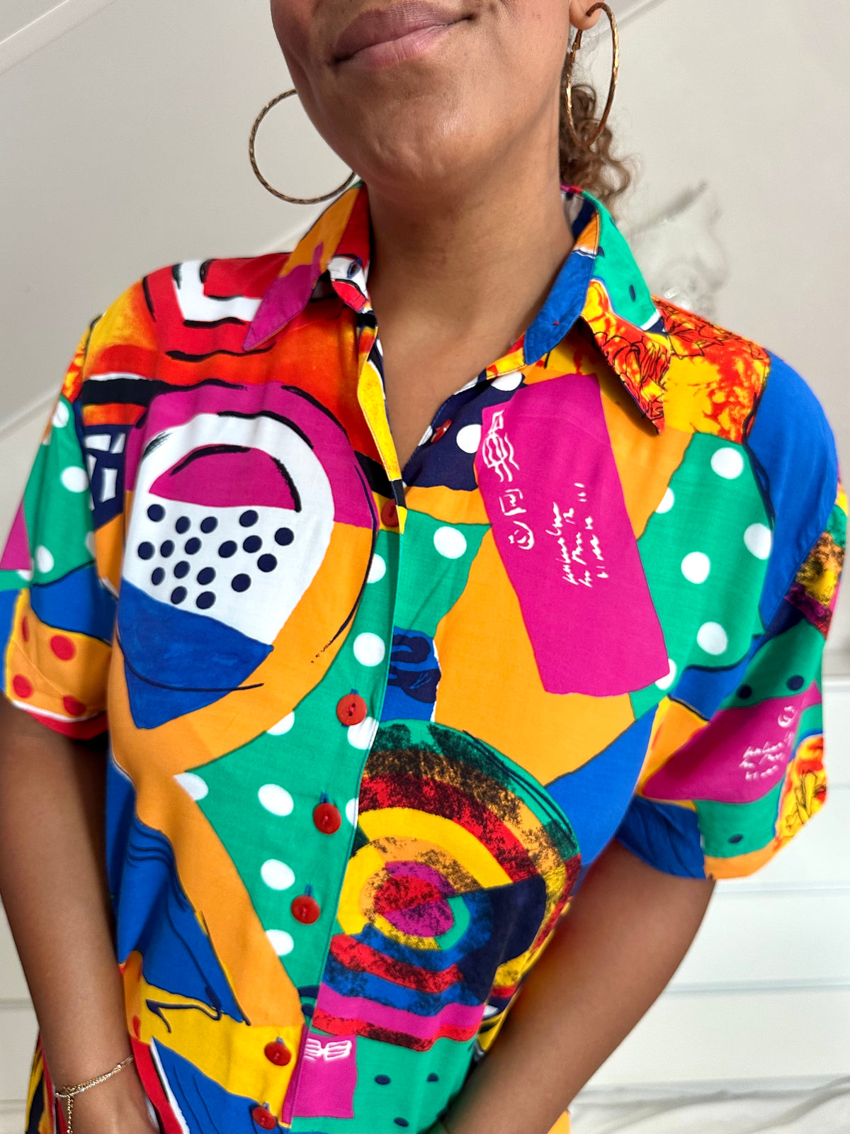 Detail foto van nineties blouse met felle kleuren en drukke print
