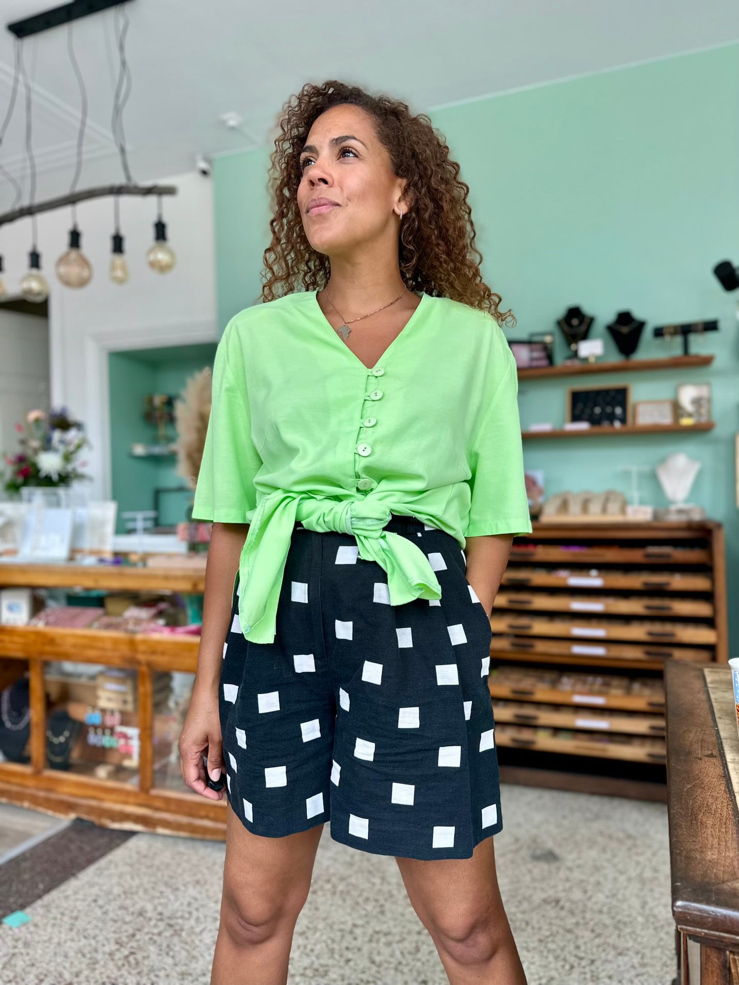Vintage zomerblouse in fel lime groen met v-hals en knoopjes aan de voorzijde 