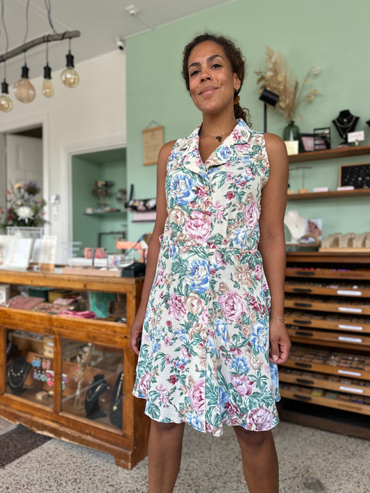 Vintage kort bloemenjurkje uit jaren negentig in pastel tinten met kraag en zonder mouwen 