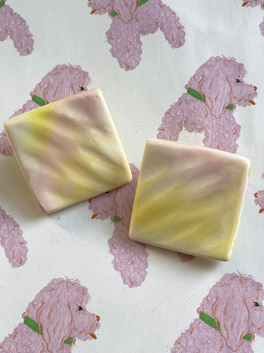 Vierkante ombre oorbellen geel-roze