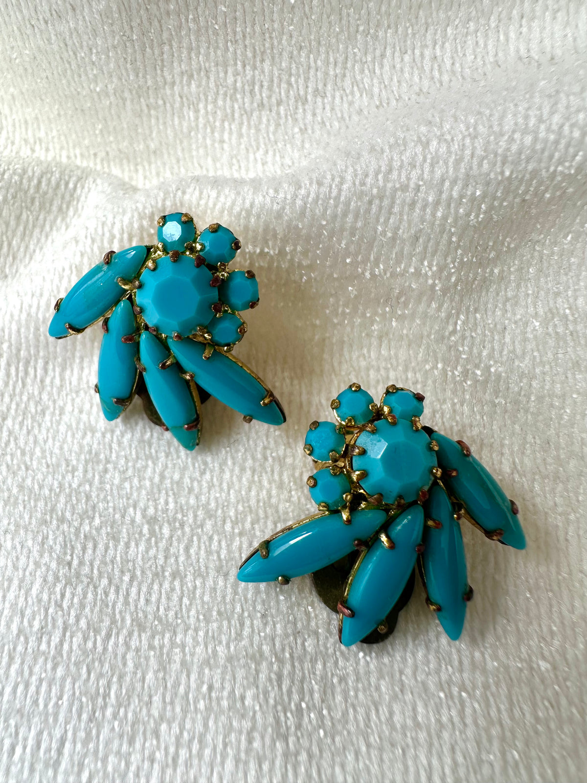 Vintage vergulde clipoorbellen met turquoise kralen