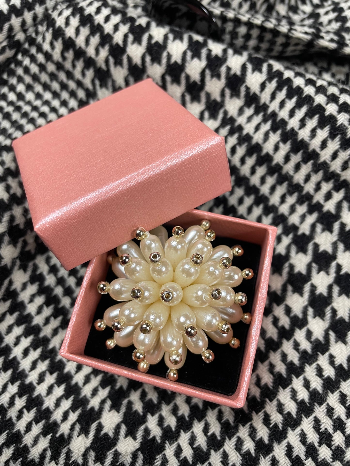 Vintage faux parel broche