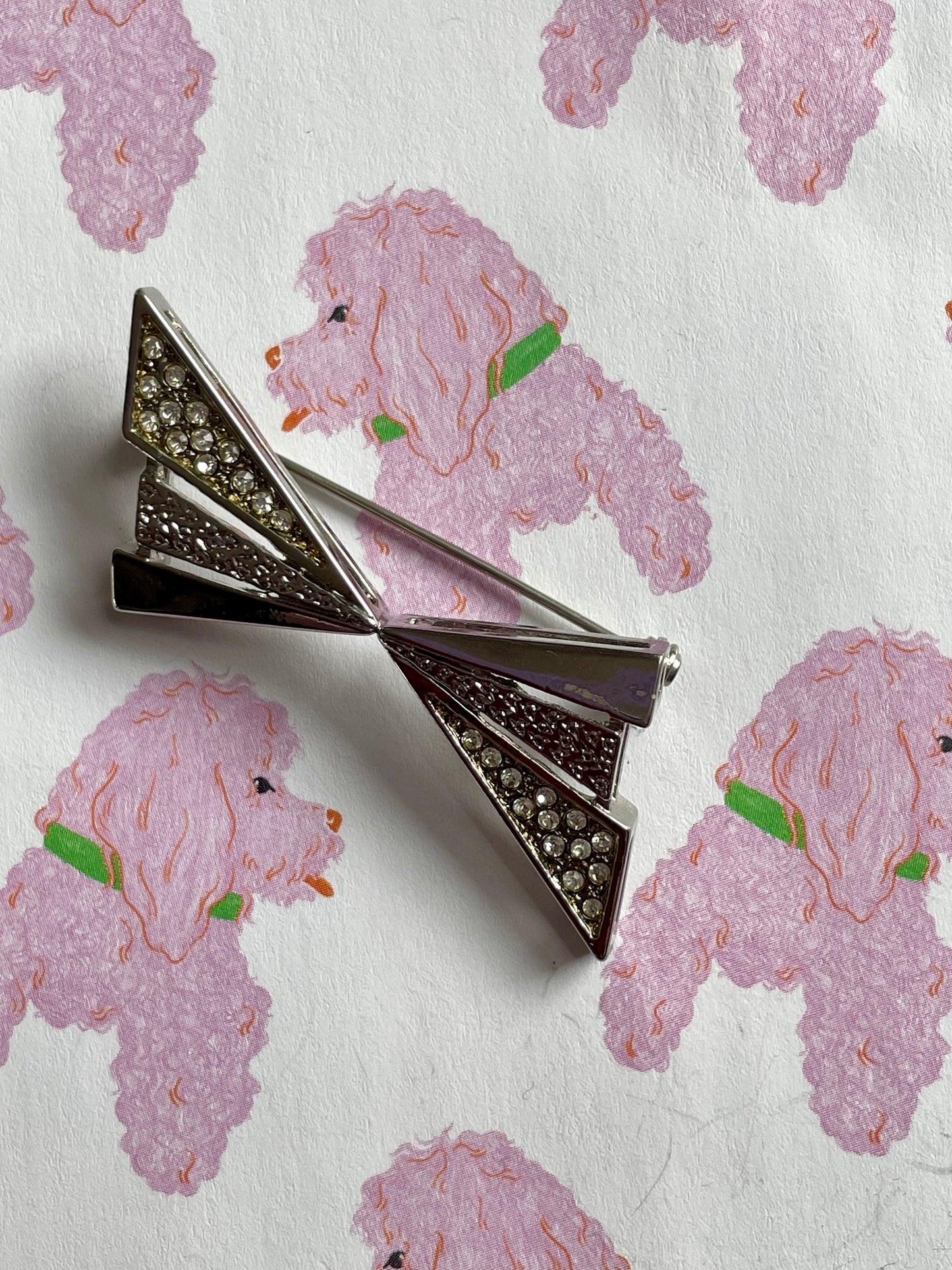 Zilverkleurige strik broche