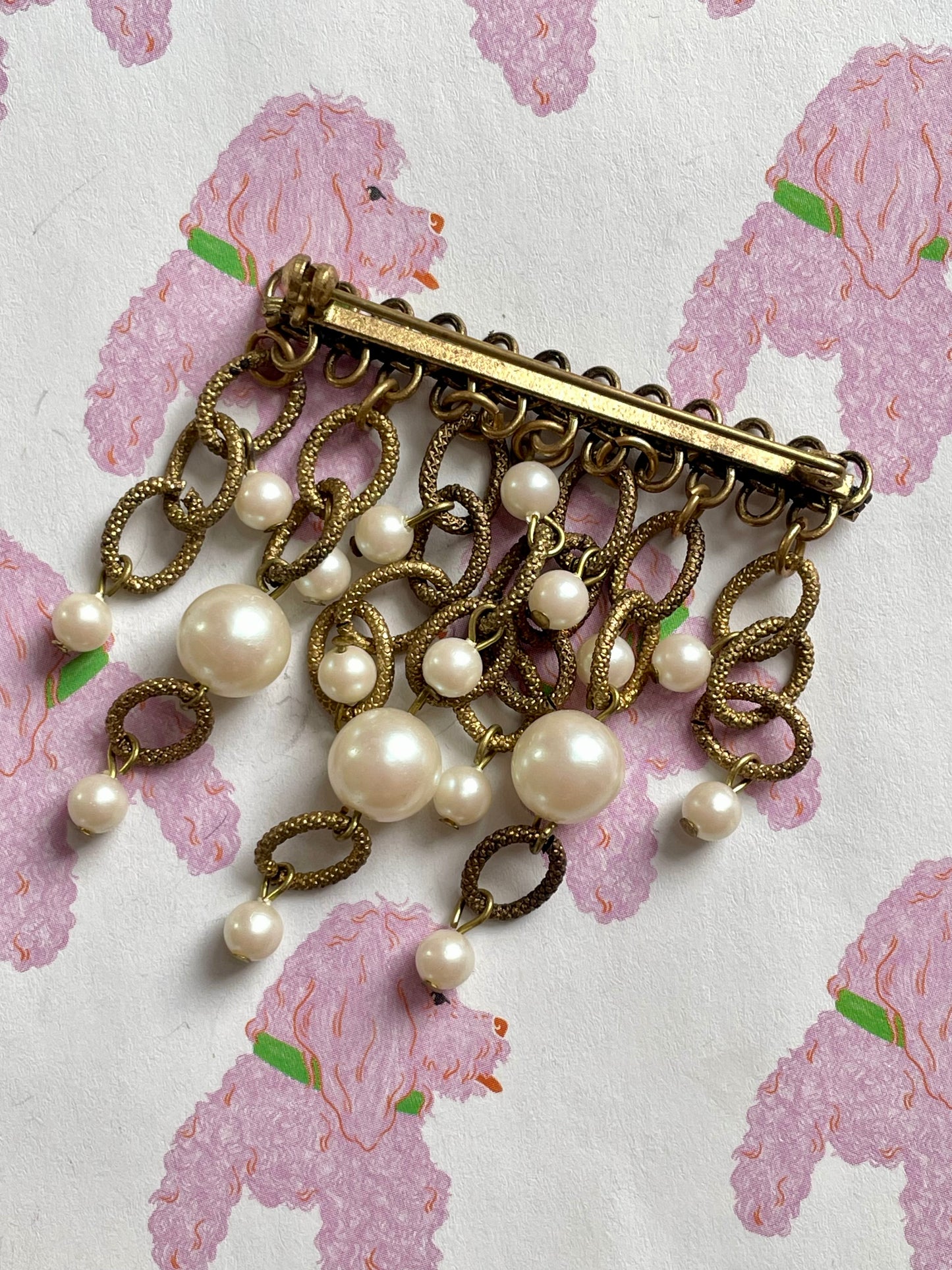 Vintage broche met hangende faux parels