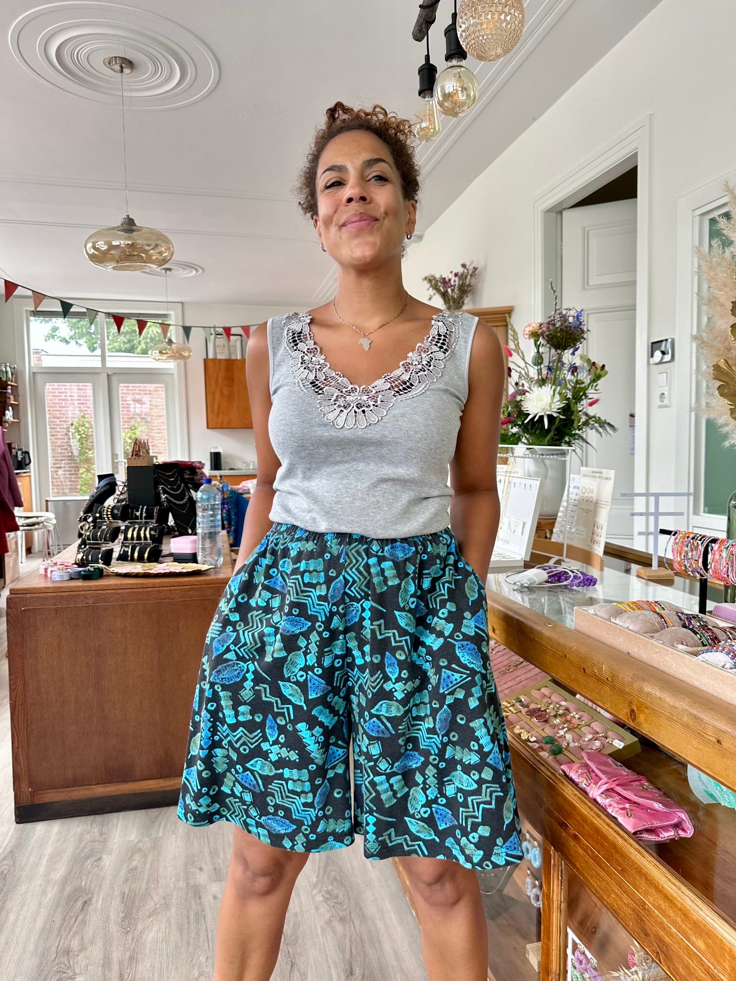 Vintage short uit jaren negentig met hoge taille en wijde pasvorm in zwart met blauwe abstracte print 