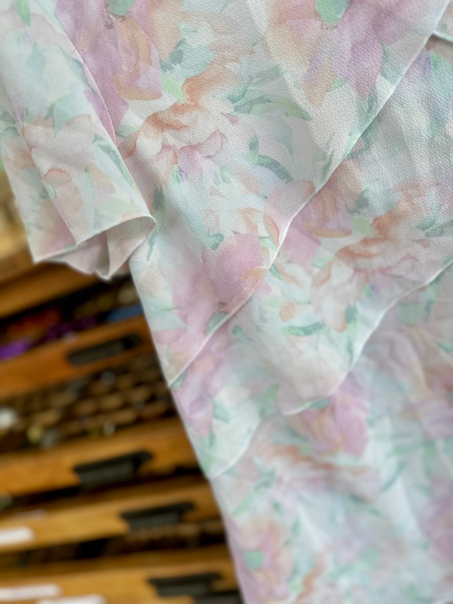 Close-up van de vintage zomer top met korte mouwen en romantische uitstraling