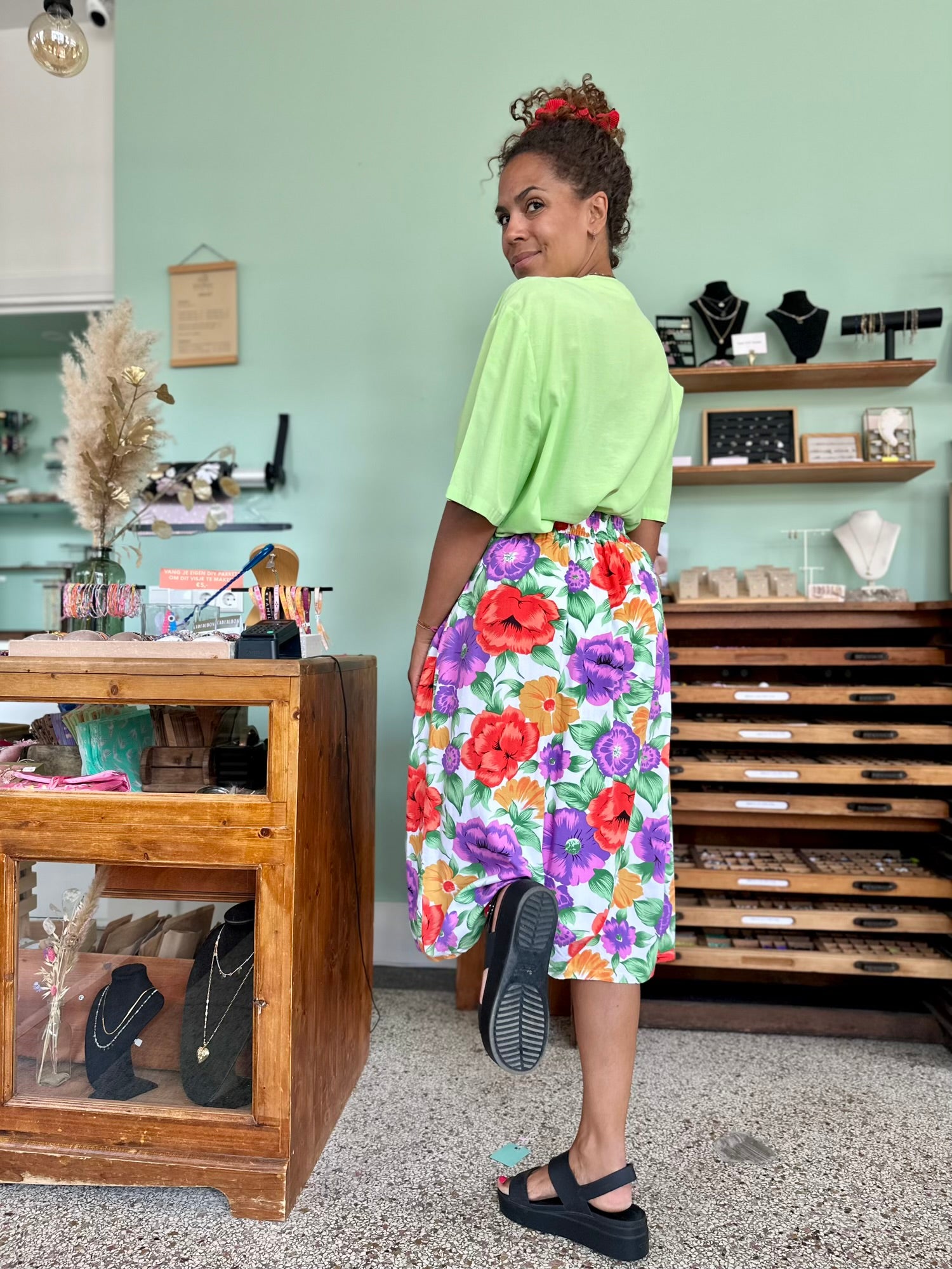 Vintage midi rok met gekleurde bloemen, achterzijde met rits en elastische taille 