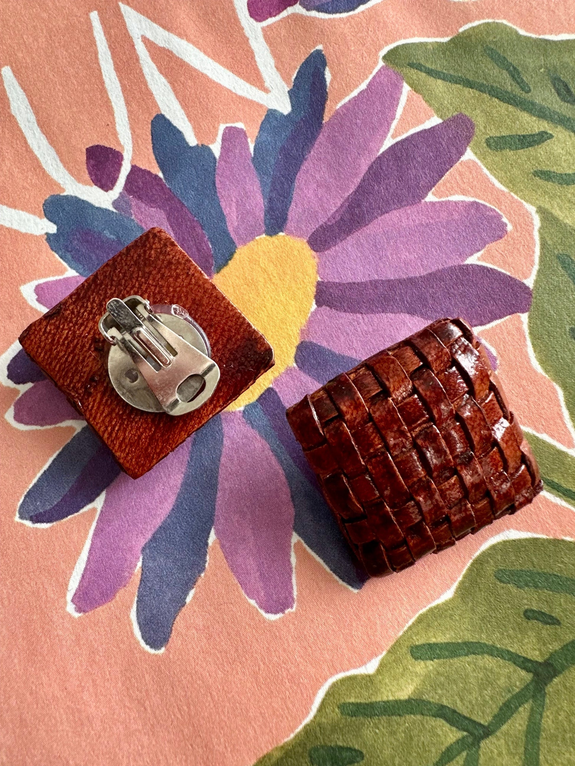 Achterkant van vintage clip oorbel vierkant