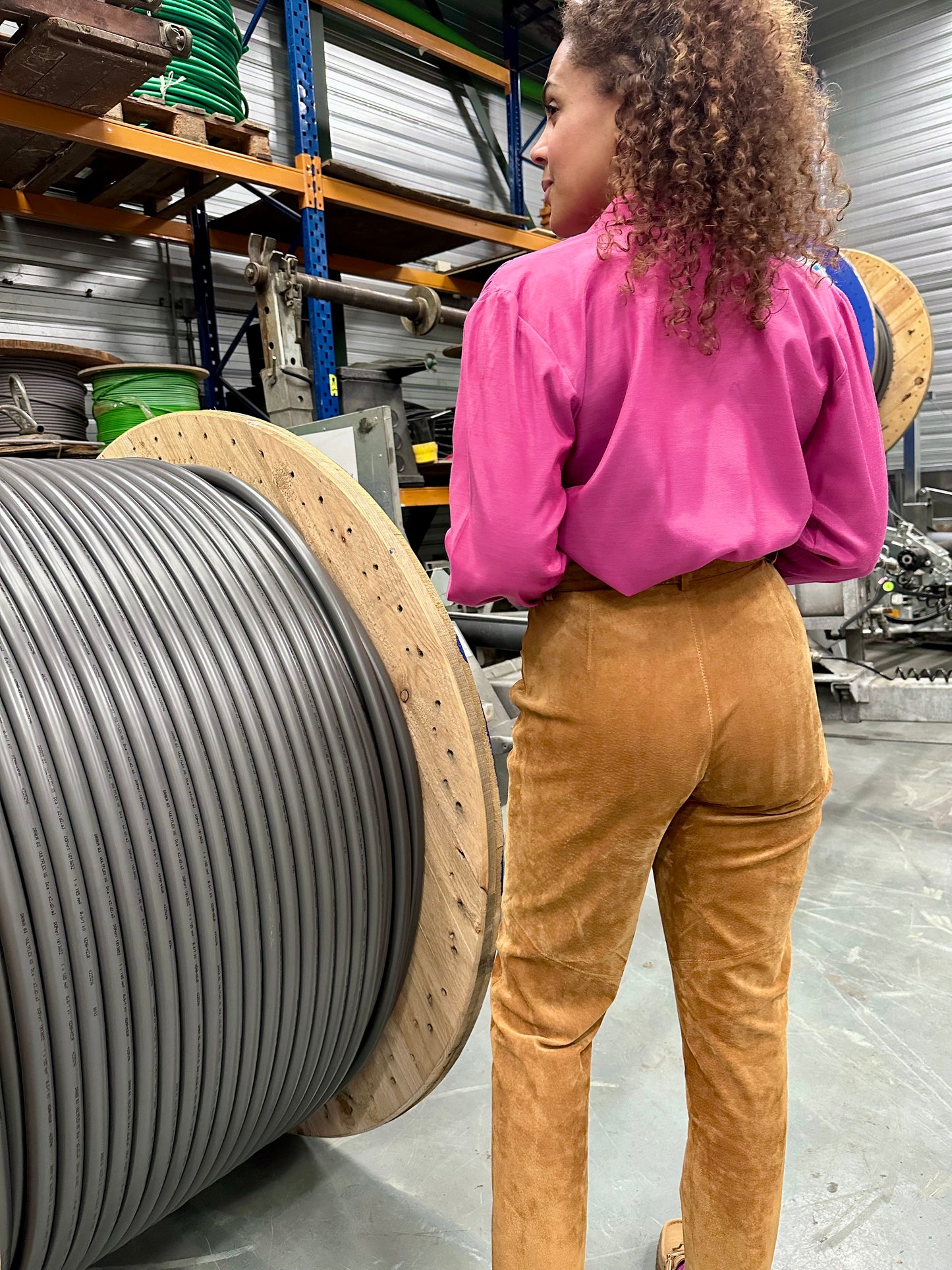 Vintage stijl blouse in roze met pofschouders en glanzende stof