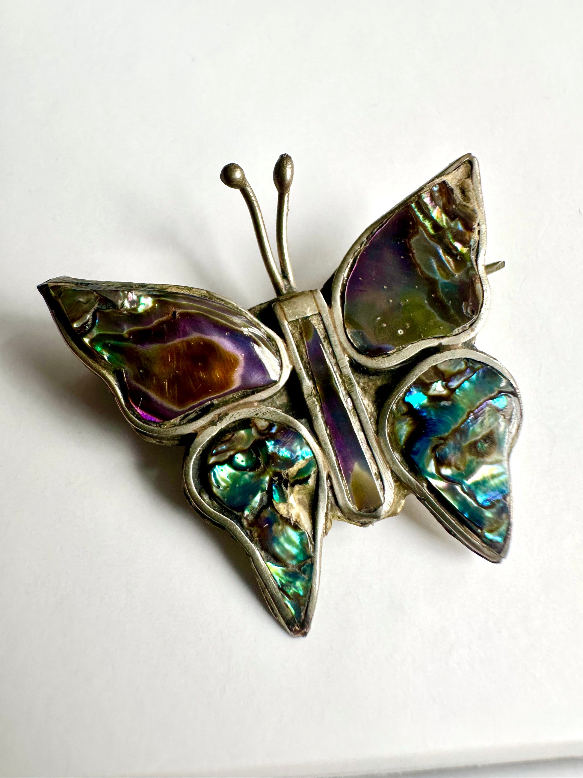Vintage broche in vlinder vorm, ingelegd met albalone parelmoer 