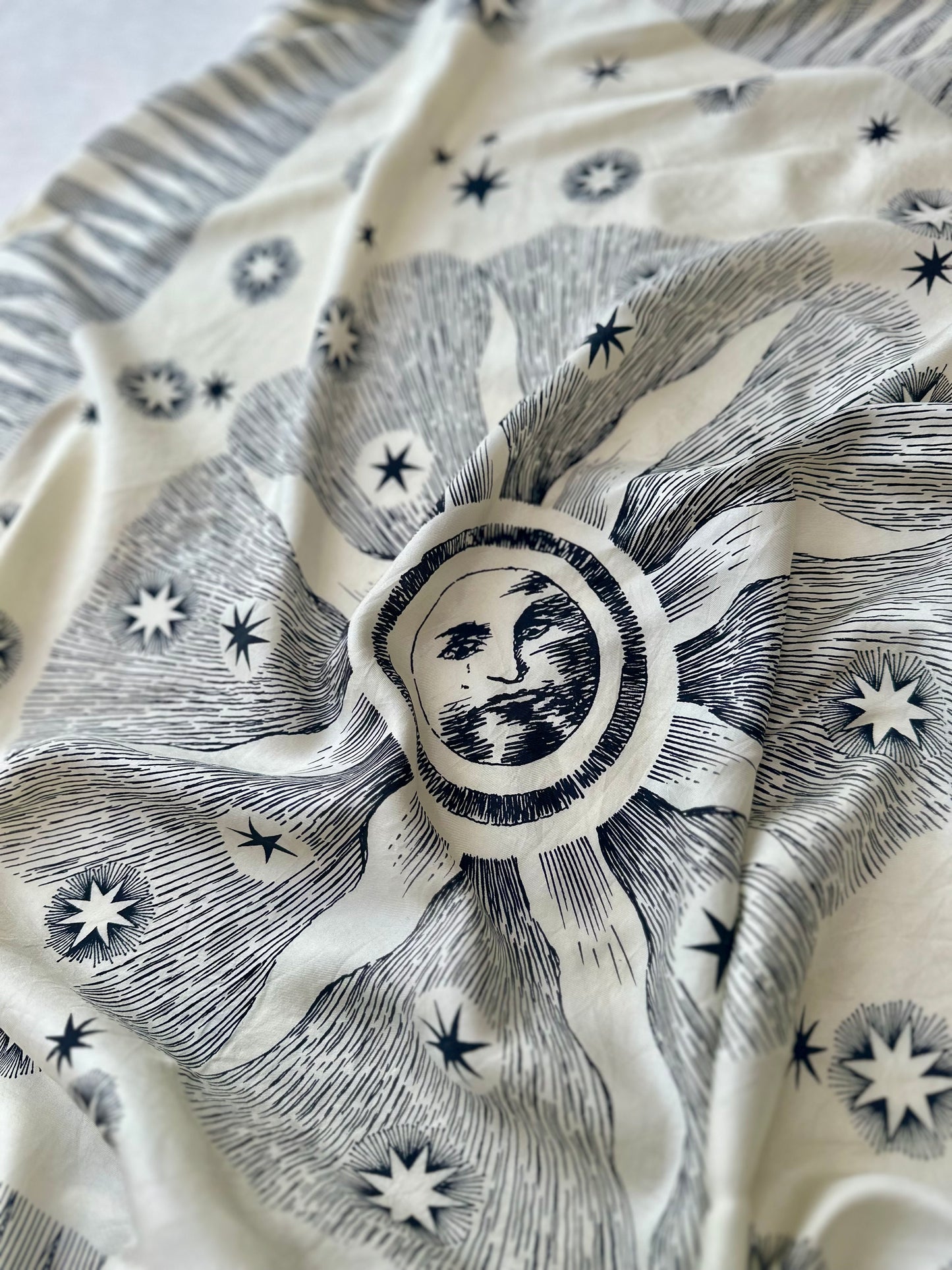 Vintage zijden sjaaltje met zonnen