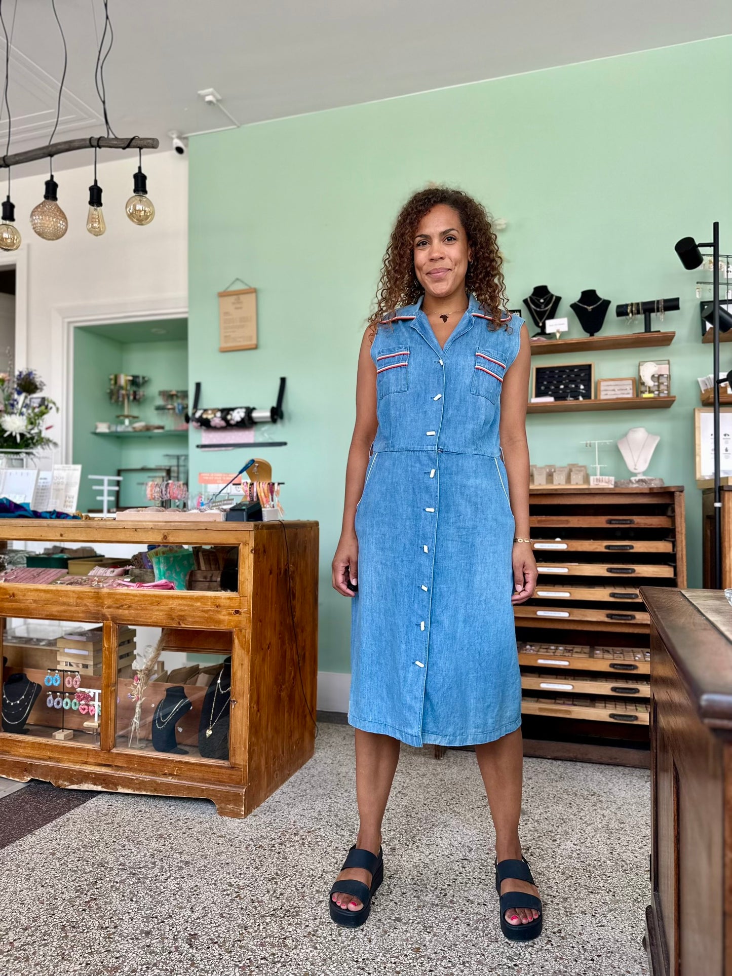 Vintage mouwloze lange spijkerjurk met houtje touwtje knopen en zakken 