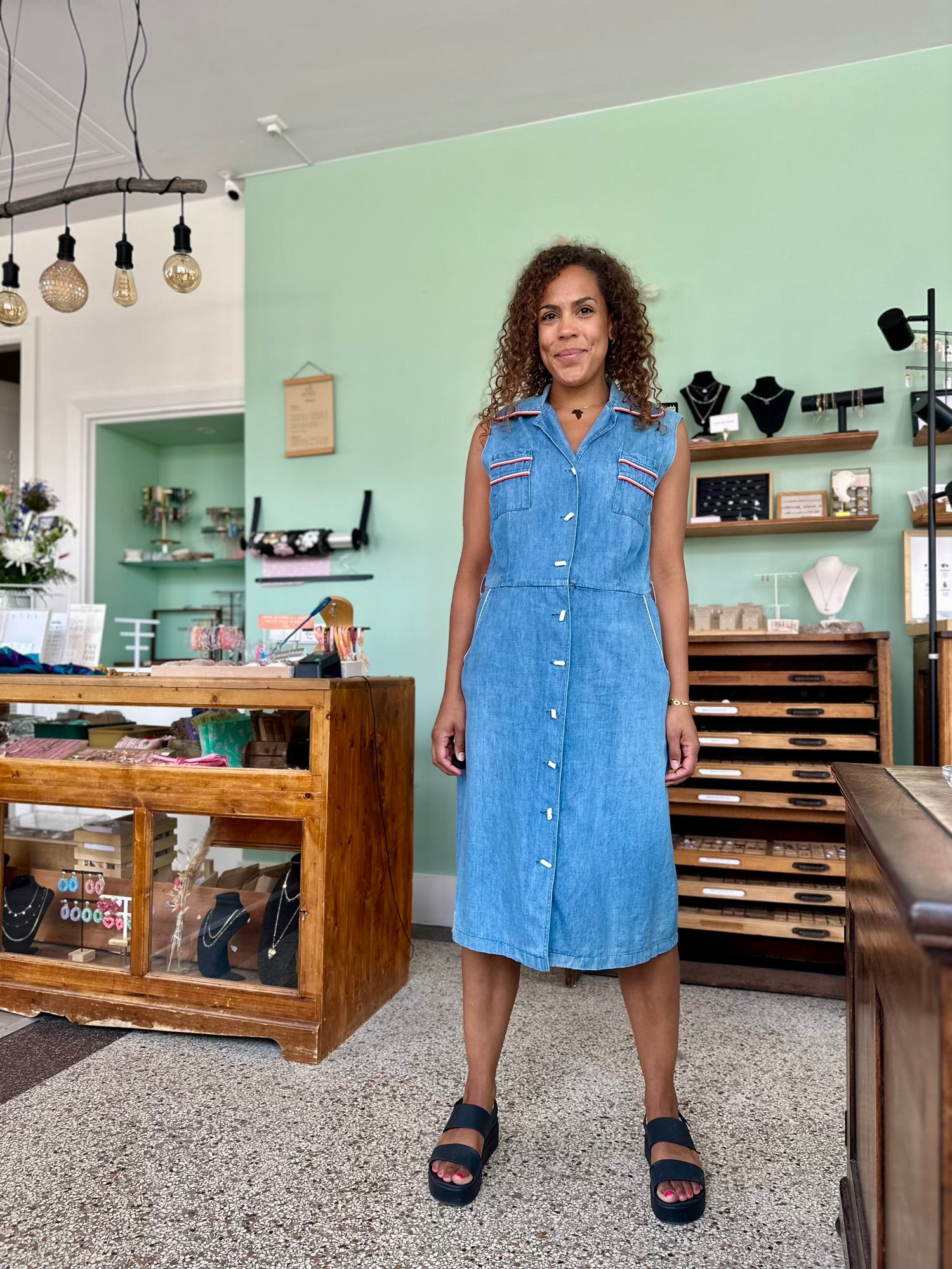 Vintage mouwloze lange spijkerjurk met houtje touwtje knopen en zakken 