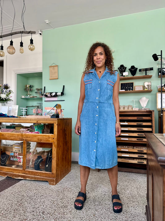 Vintage mouwloze lange spijkerjurk met houtje touwtje knopen en zakken 