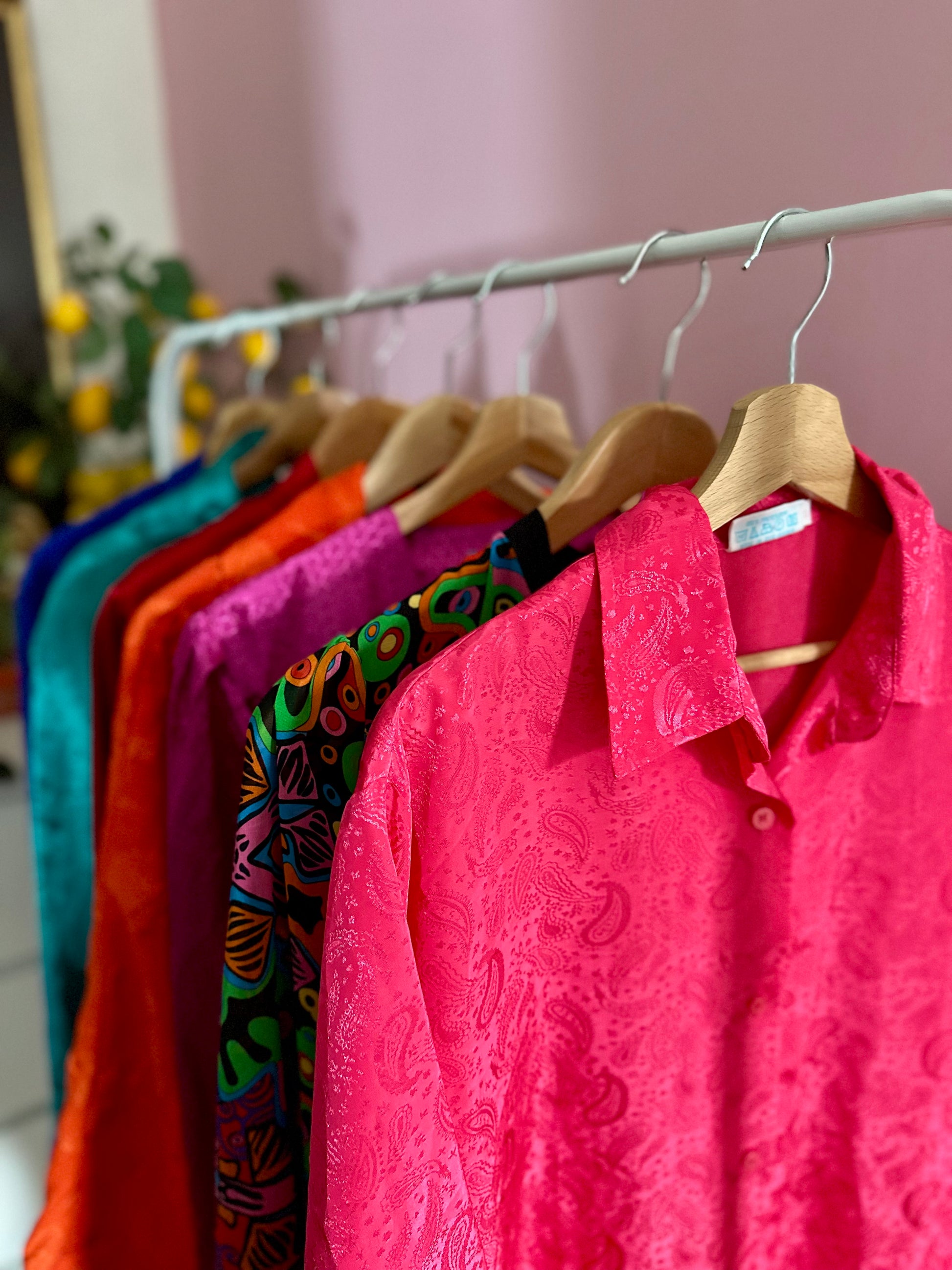 Kleurrijke vintage blouses als onderdeel van. de verrassingsbox vanthe comeback store