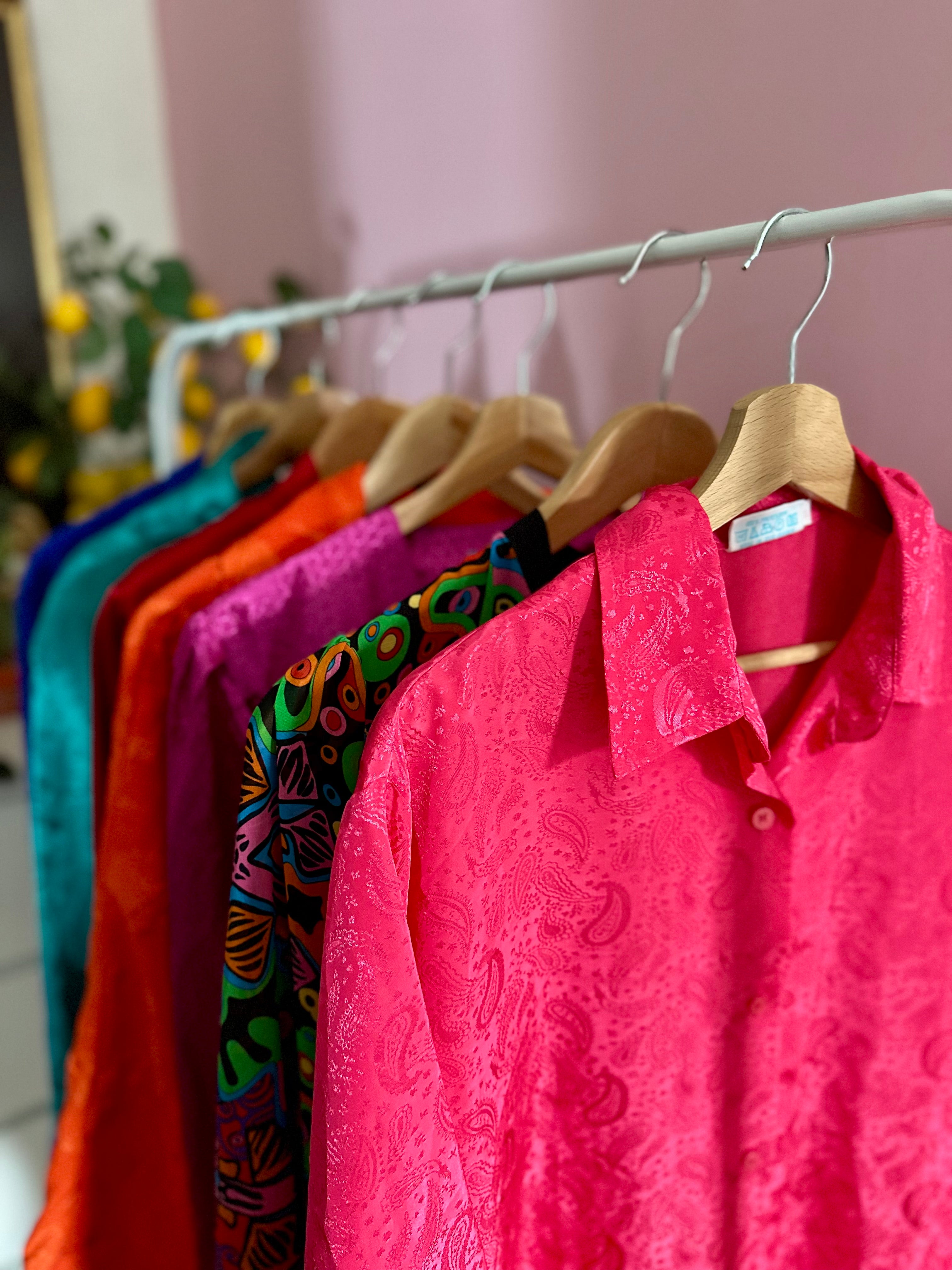 Kleurrijke vintage blouses als onderdeel van. de verrassingsbox vanthe comeback store
