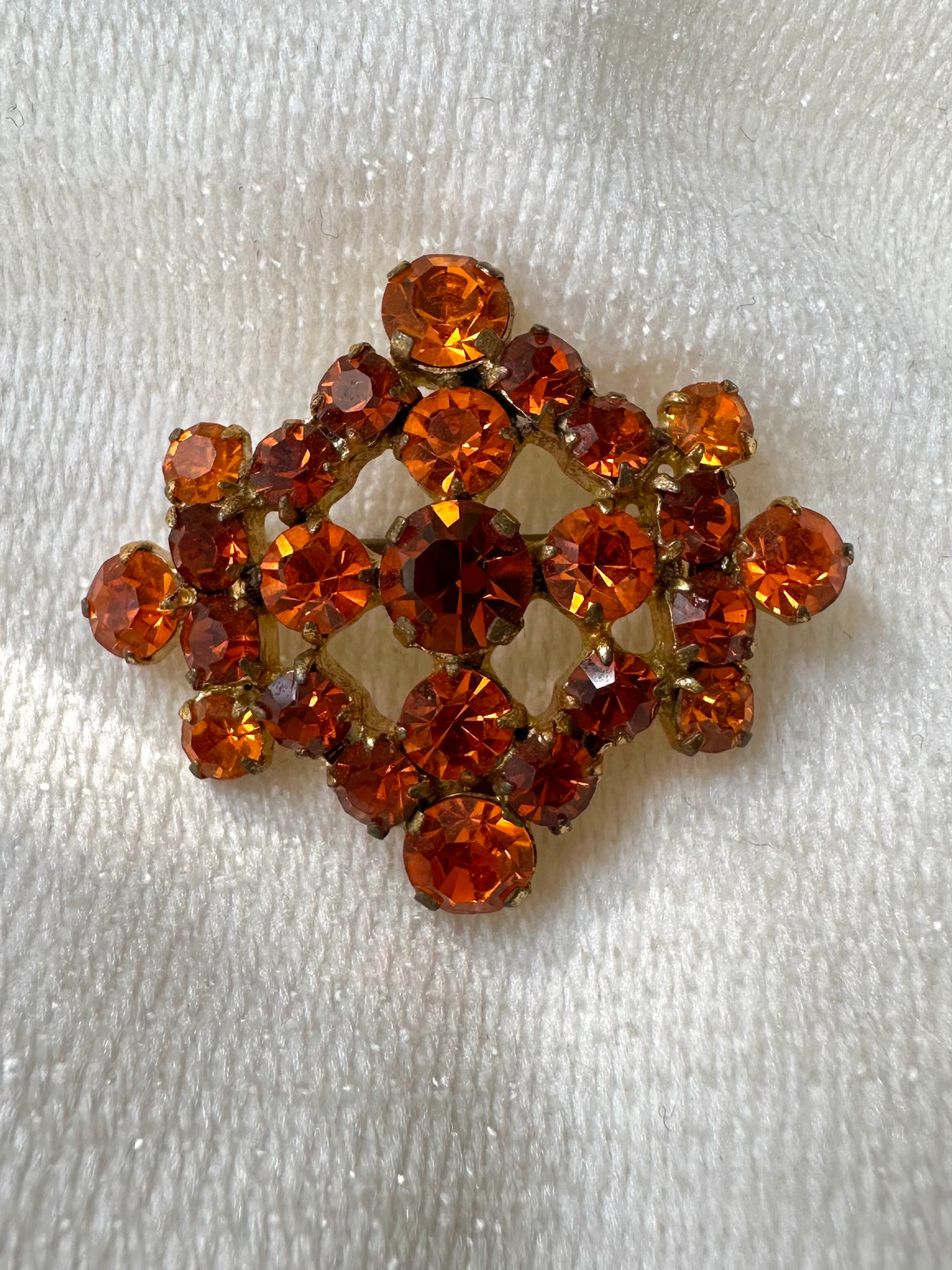 Vintage broche met srass in roest-oranje