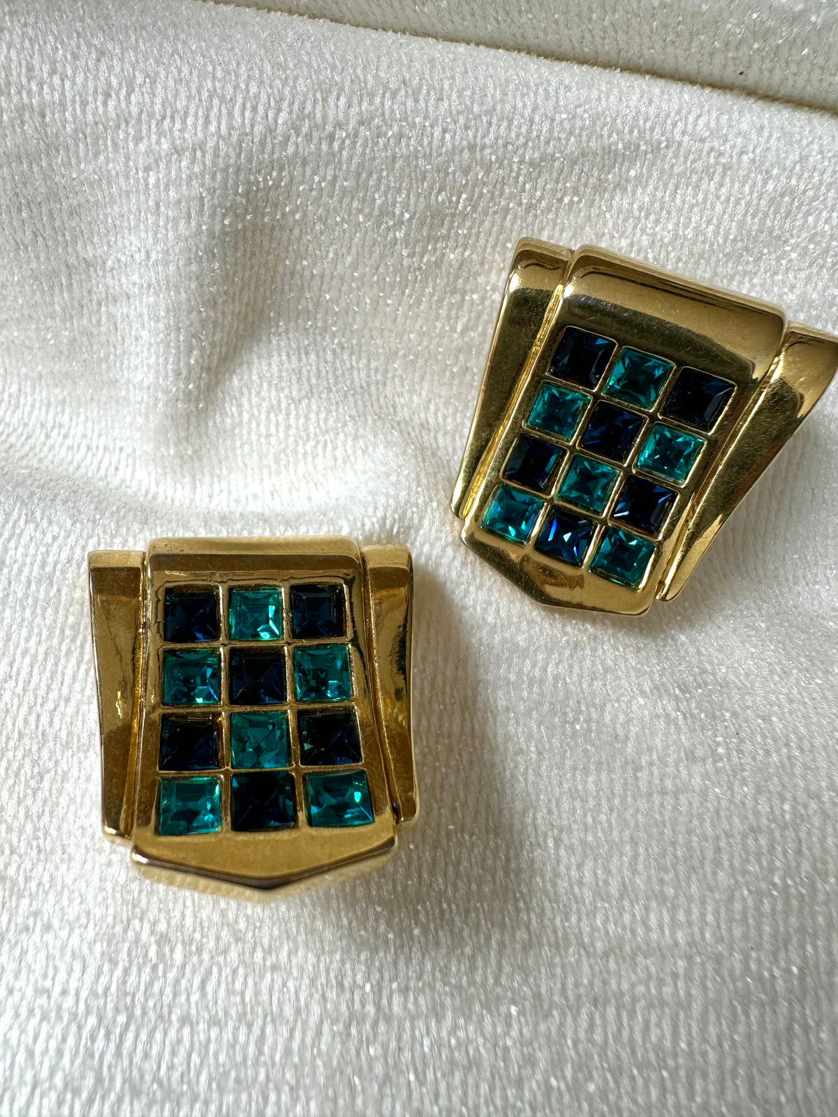 Vintage vergulde clipoorbellen in schild-vorm met blauw strass
