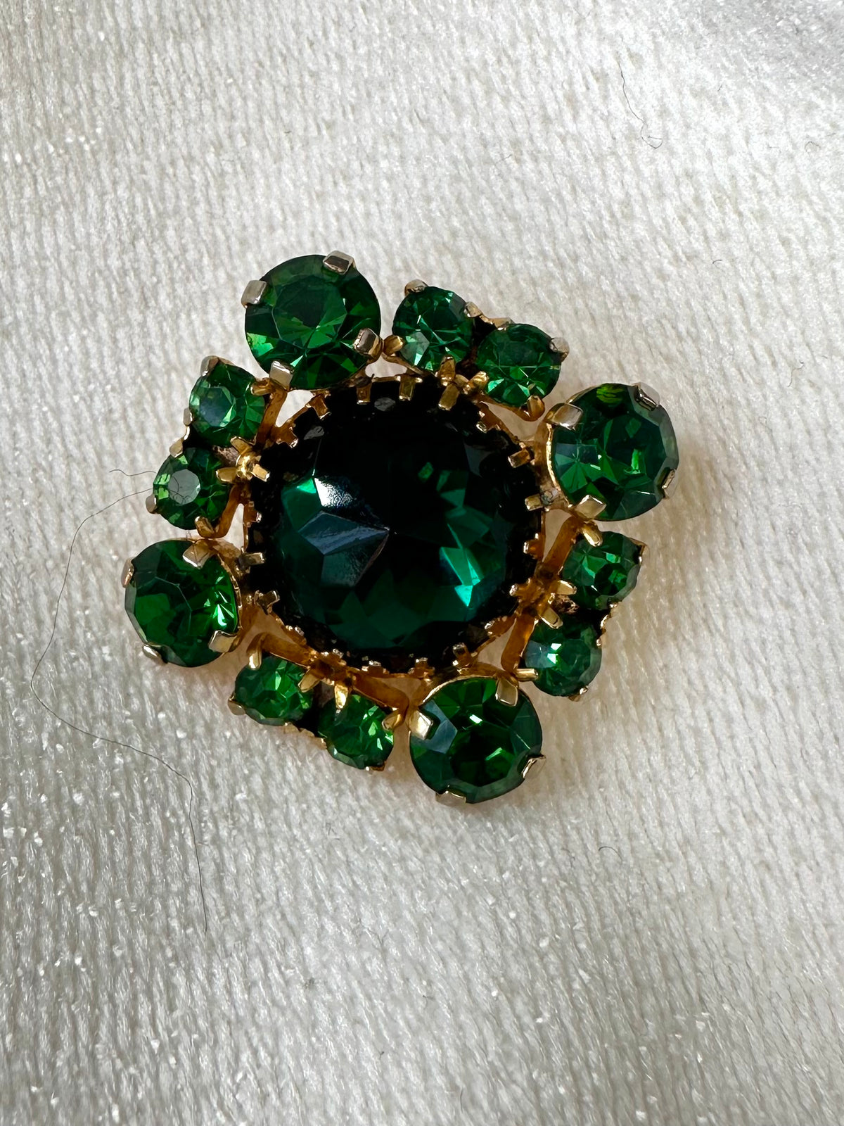 Vintage vierkante broche met groene strass steentjes
