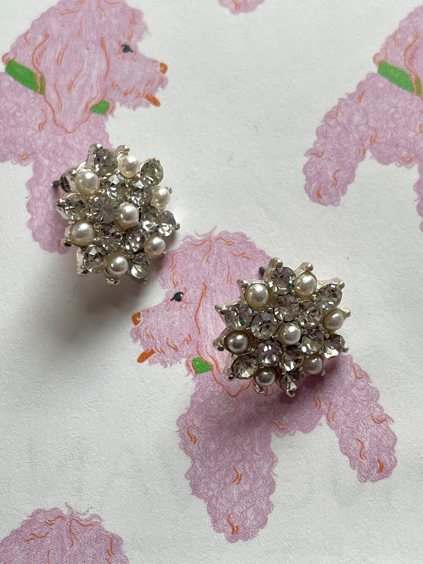 Bloemvormige oorbel met faux parel en strass
