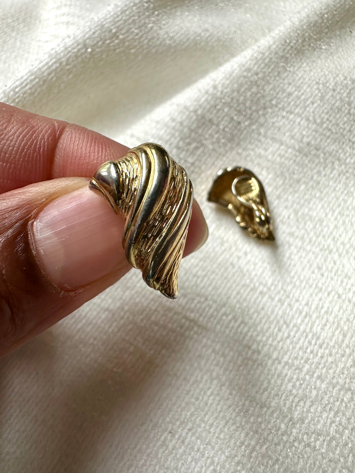 Vintage vergulde clip-oorbellen in schelpvorm, Monet