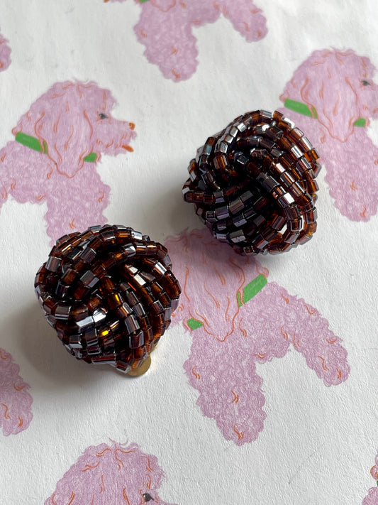 Bruine beaded clip-oorbellen