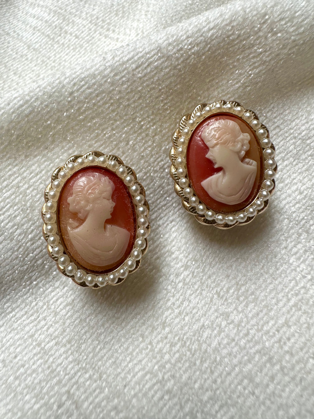 Vintage Hobé camee oorclips - set 1