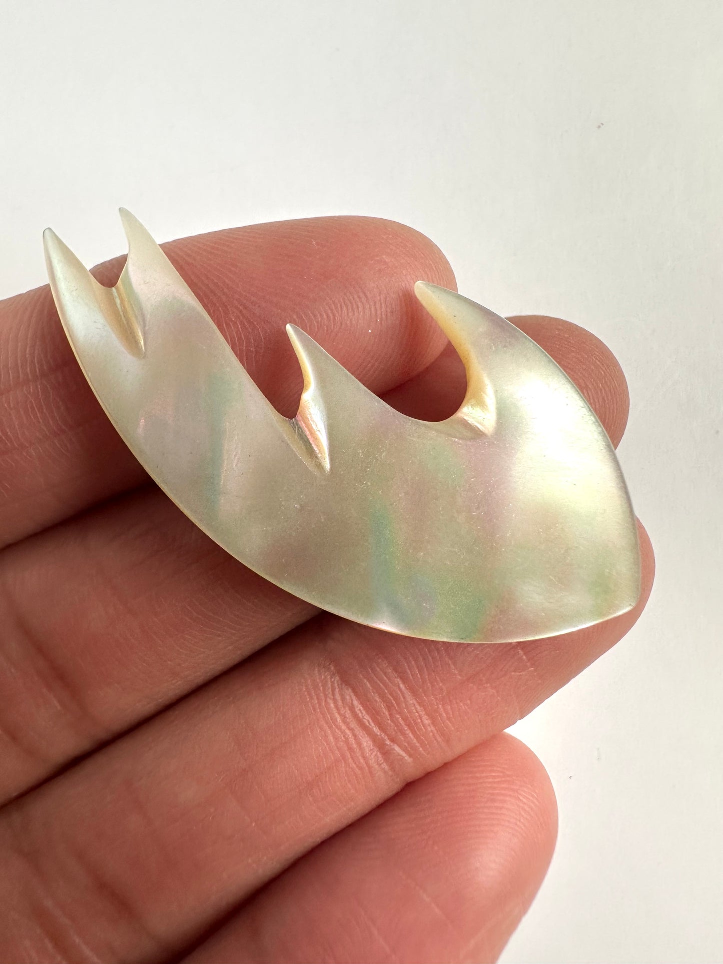 Abstracte parelmoer broche