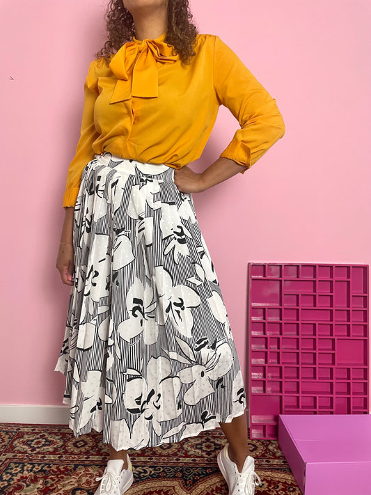 Vintage zwart witte midi rok op model