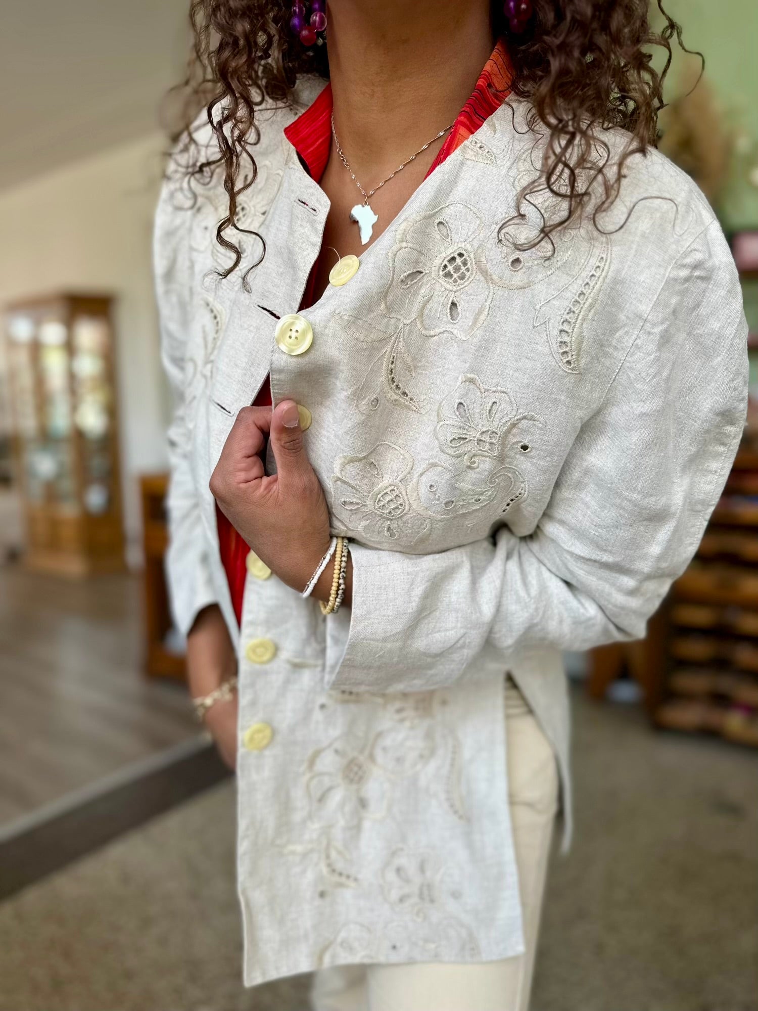 detailshot van geborduurde bloemen in de linnen vintage blazer