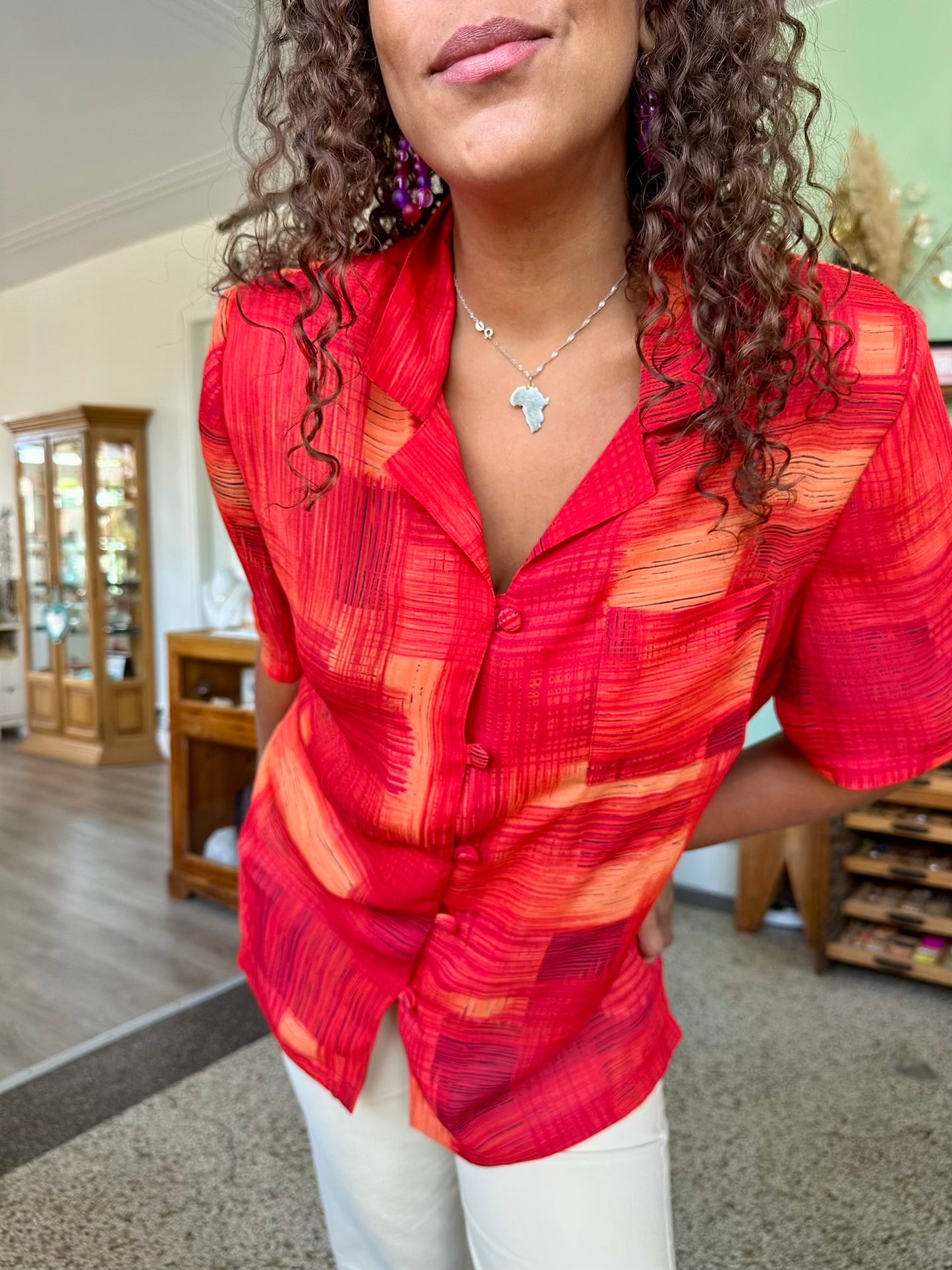 Details van vintage damesblouse met kleurrijk patchwork, recht model en korte mouwen