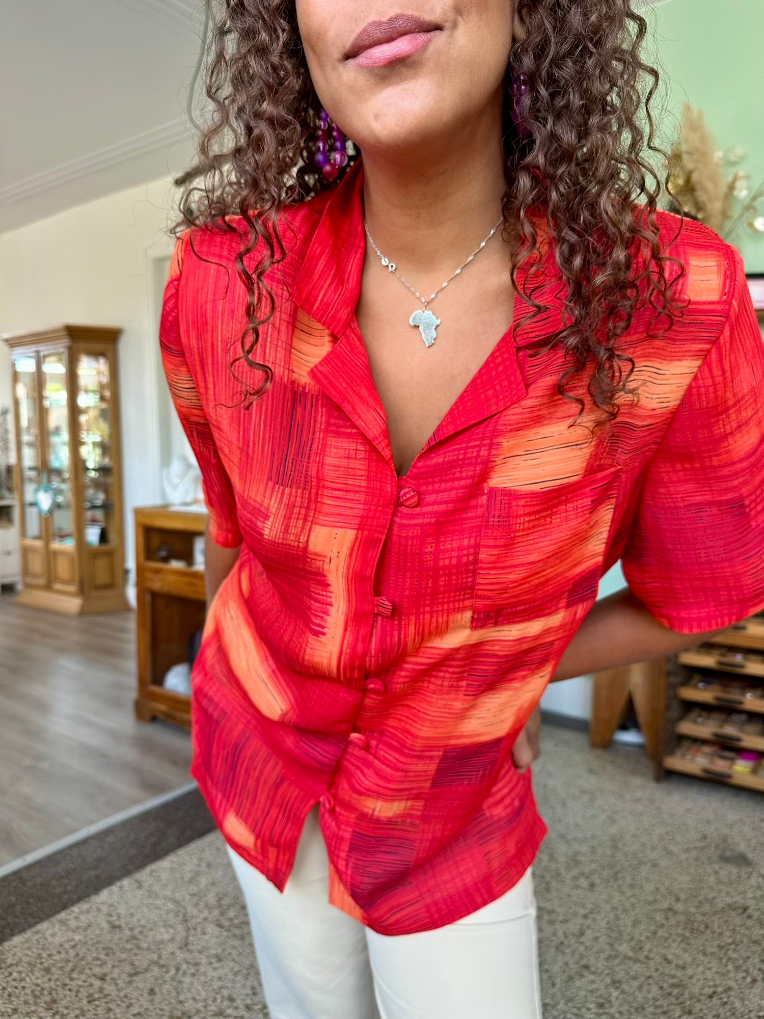 Details van vintage damesblouse met kleurrijk patchwork, recht model en korte mouwen