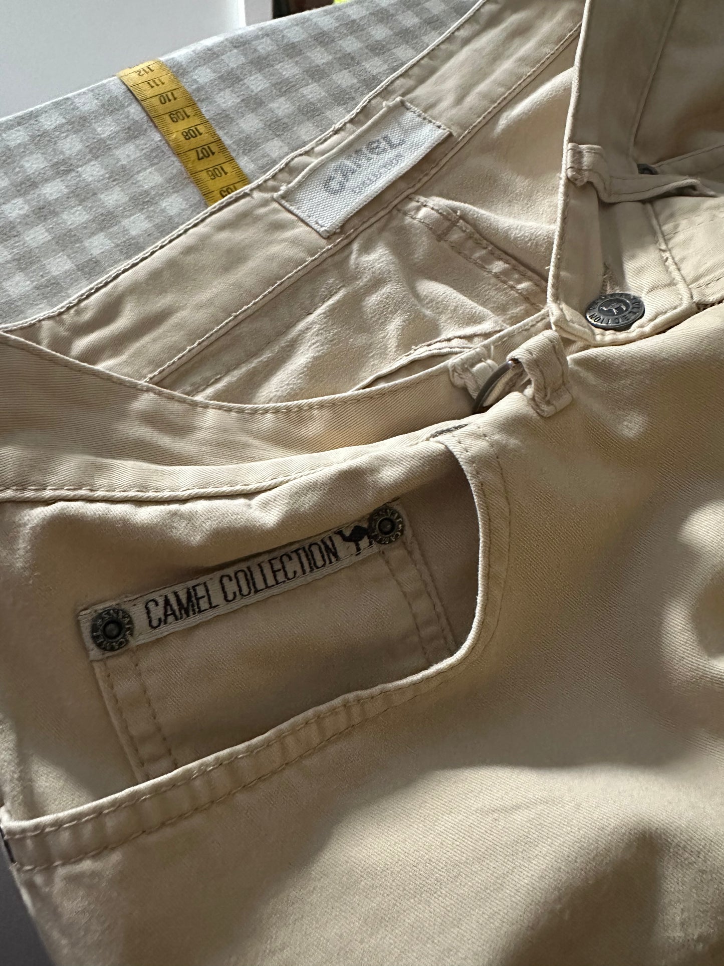 vintage camel jeans, het logo in detail