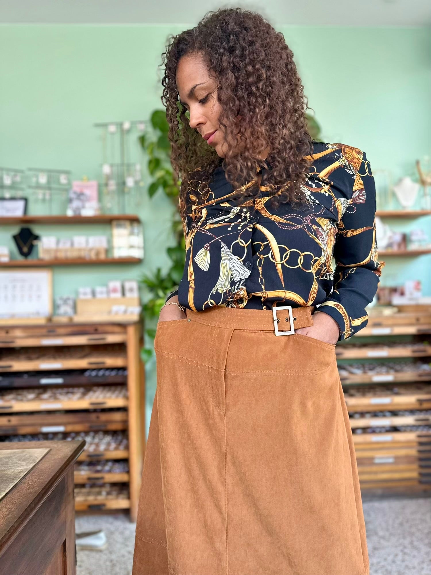 Retro high waist lange rok in suede, camel herfstkleur, met zakken en riem

