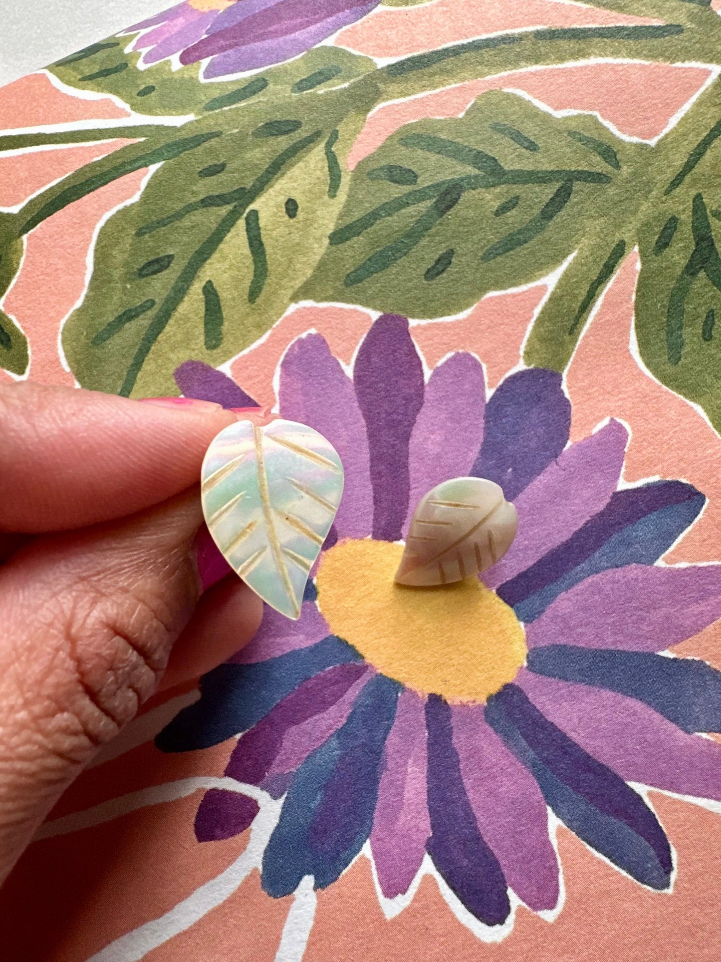 Vintage parelmoer bladvormige clip-oorbellen